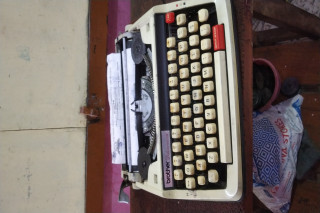 tyeprewriteng machine